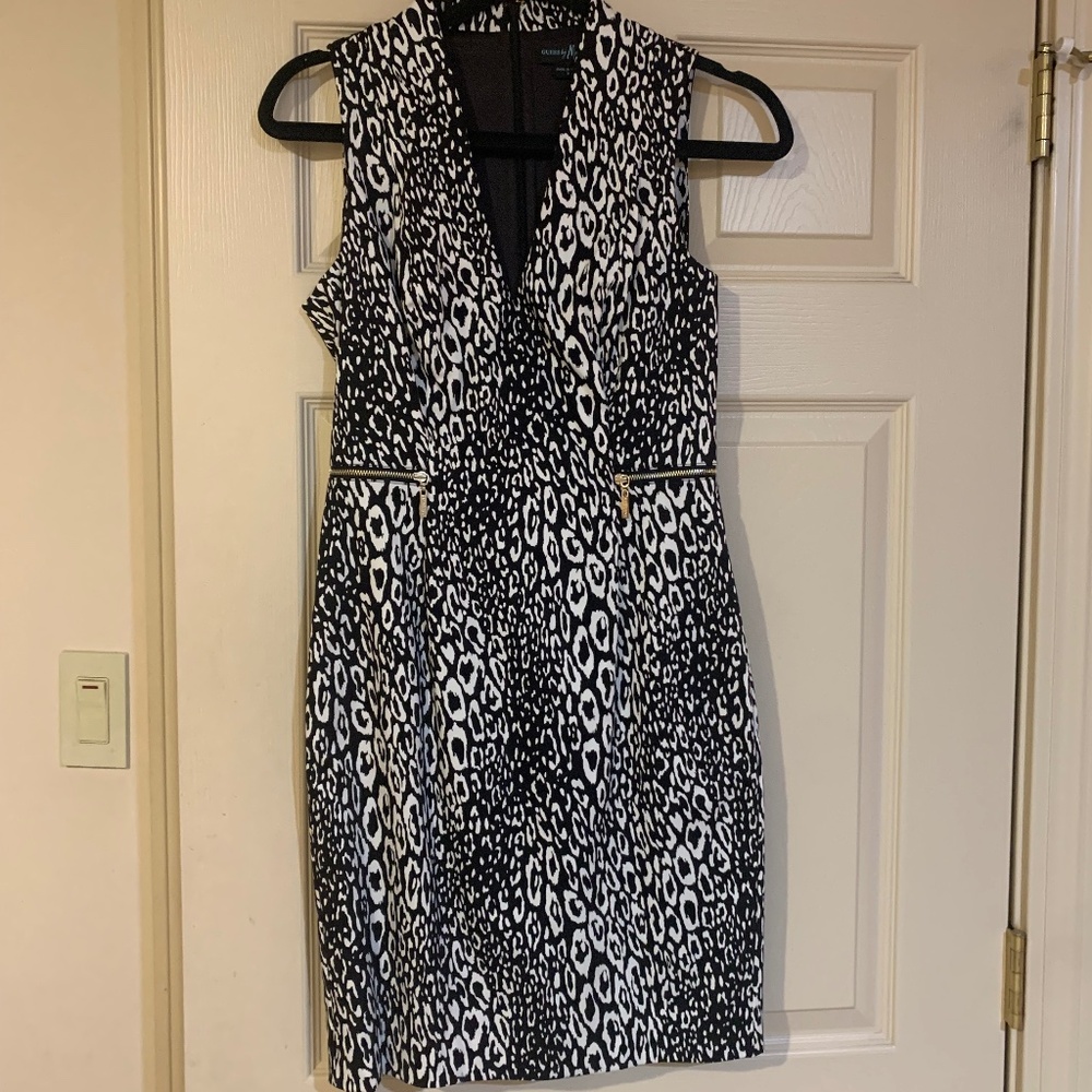 NWOT Guess by Marciano Black/White Print V-neck Fitted Sleeveless Dress sz 6
